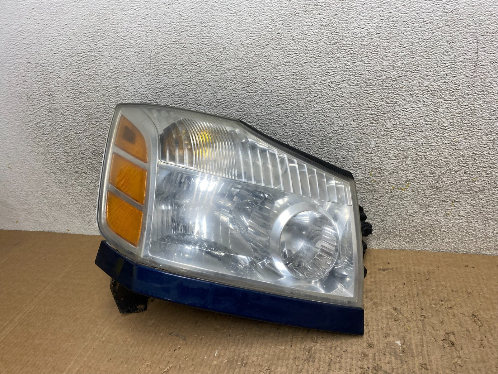 2004 to 2007 Nissan Armada Right Passenger RH Side Headlight W7747 DW1