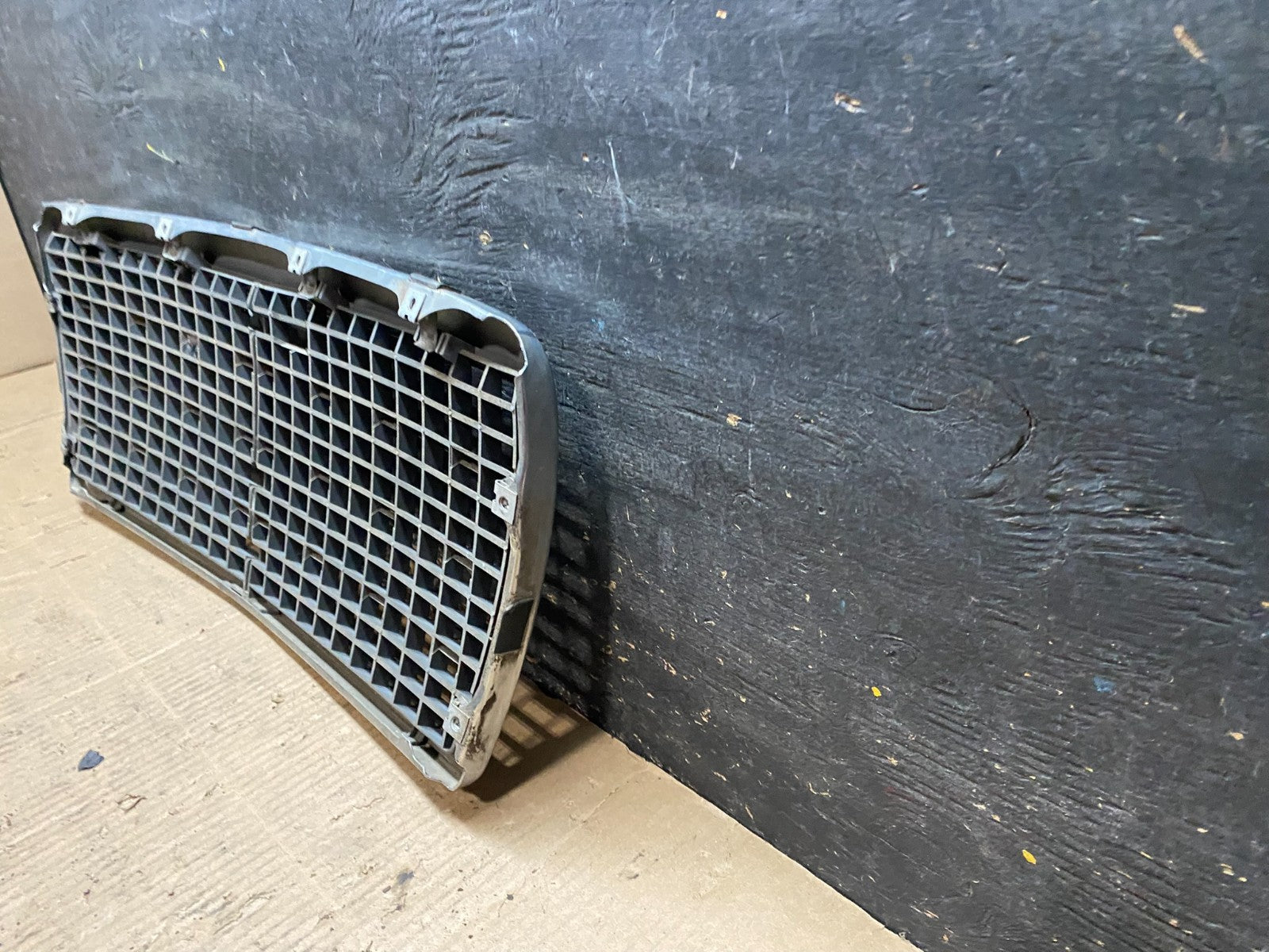 1994 to 1995 Mercedes Benz W124 E-Class Front Upper Grill Grille U6409 DG6