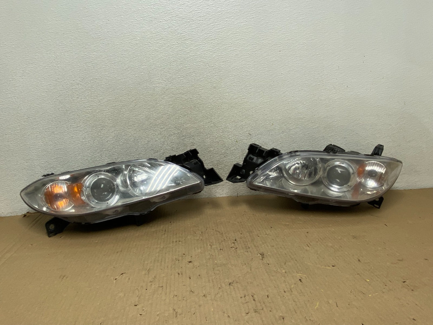 2004 to 2009 Mazda 3 Sedan Left+Right Side Halogen Headlights AG8026 DW0