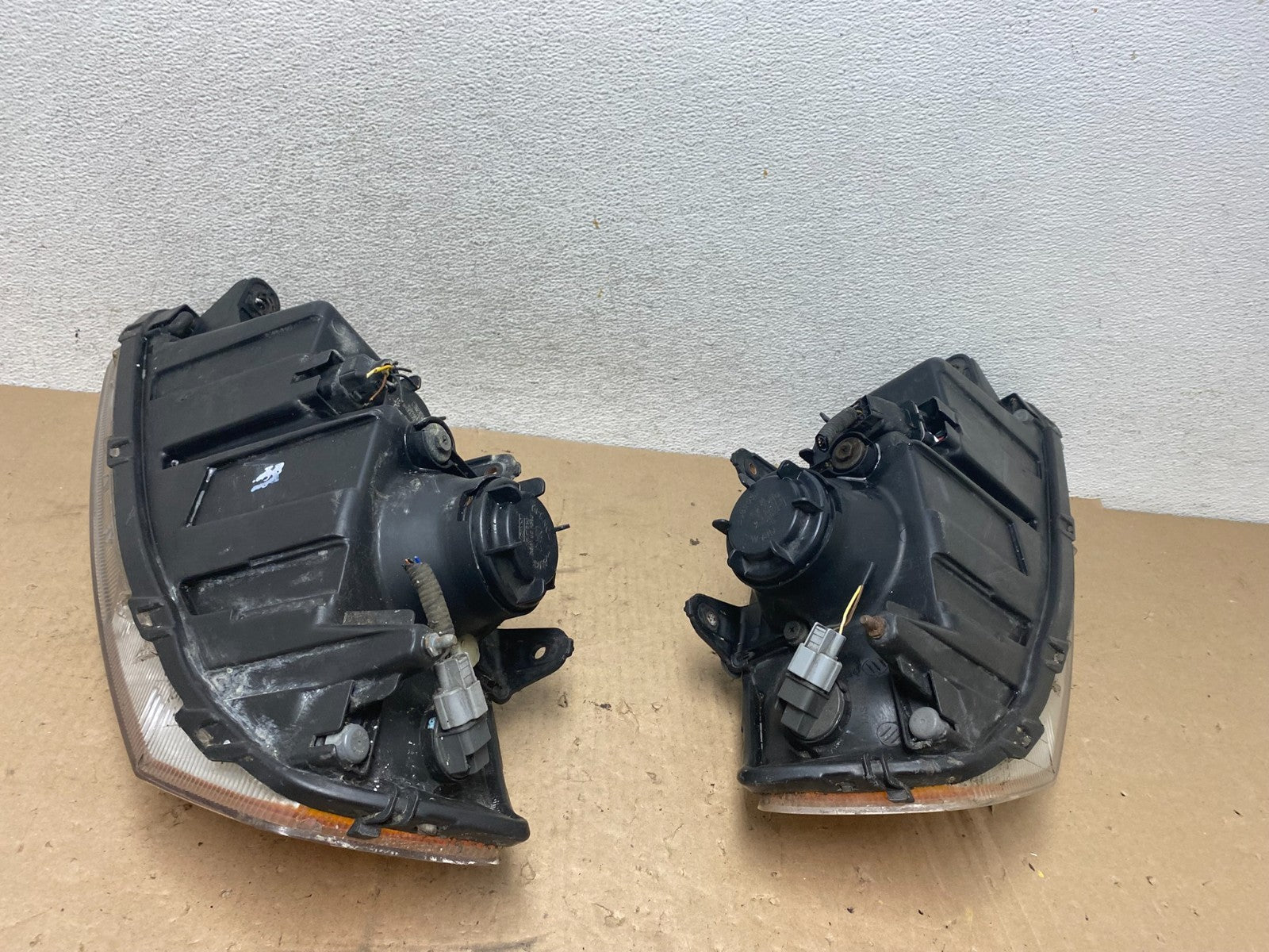 2003 to 2004 Hyundai Tiburon Left+Right Set Side Headlight AG4891 DG9