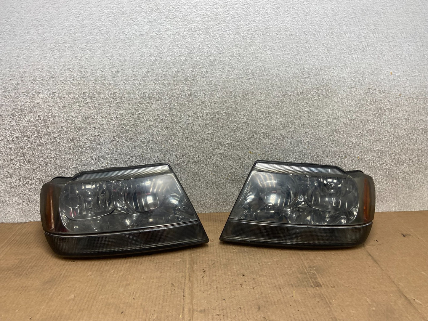 1999 - 2004 Jeep Grand Cherokee Left+Right Set Halogen Headlights AA6502 DW0