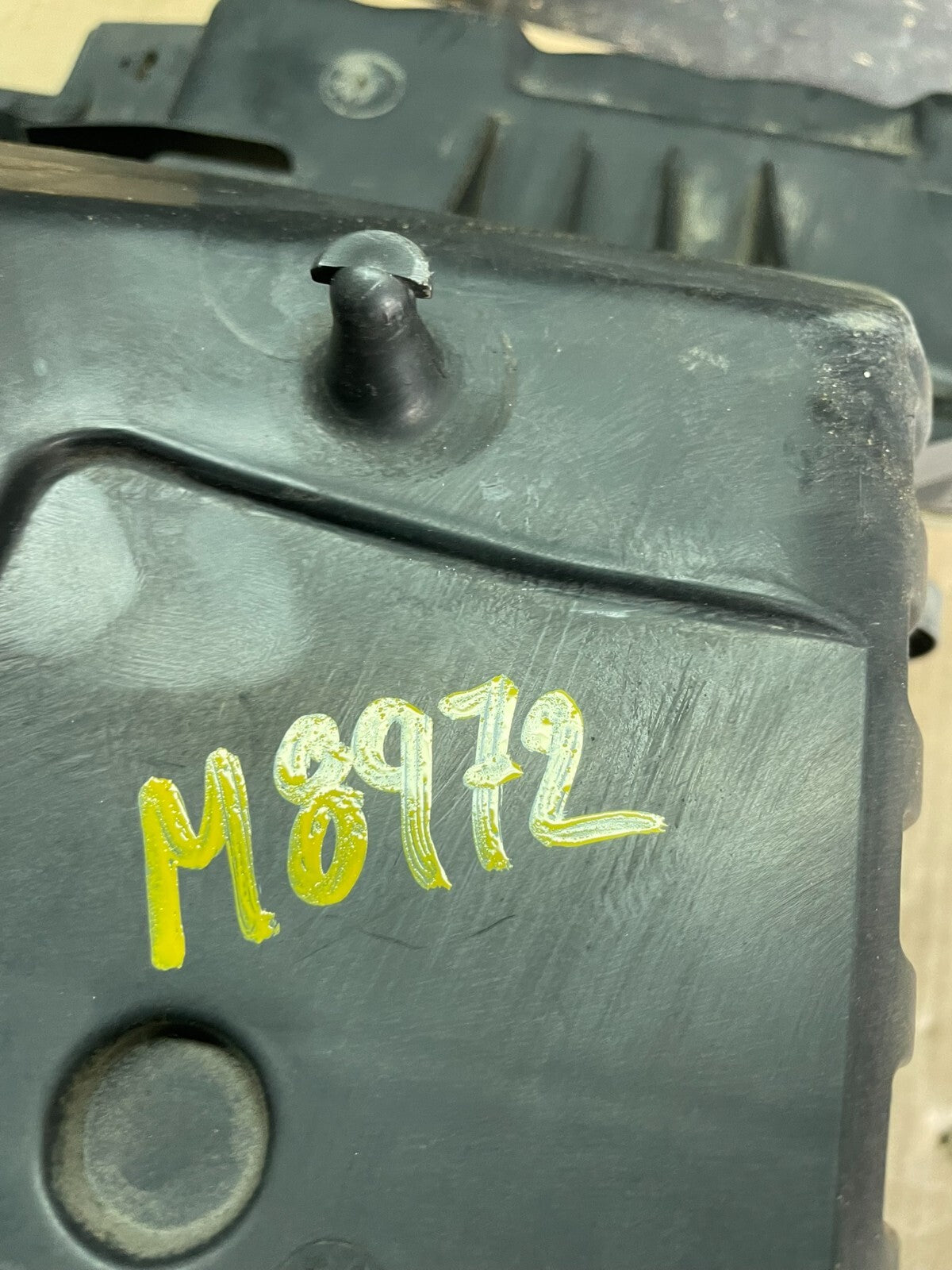 2009 to 2010 Ford Expedition Air Intake Cleaner Box Coolant Bottle M8972 DG9