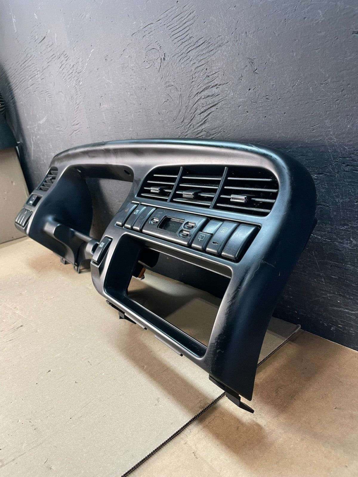 2000 to 2001 Isuzu Trooper Speedometer Radio Air Vent Bezel Trim AE3337 DG1