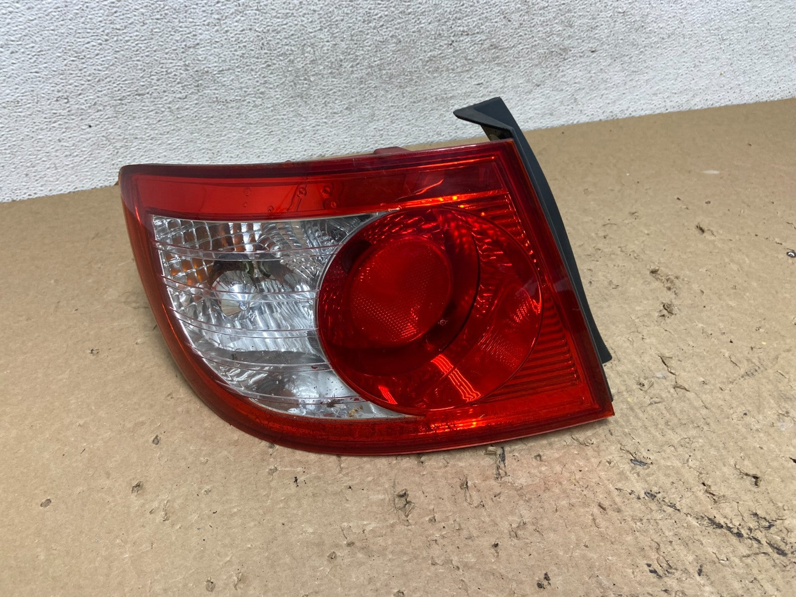 20004 to 2006 Hyundai Elantra Hatchback Left Driver Side Tail Light AF82270