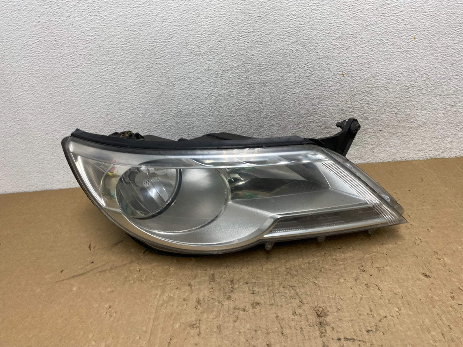 2009 to 2011 Volkswagen Tiguan Right Passenger Halogen Headlight AG1443 DW0