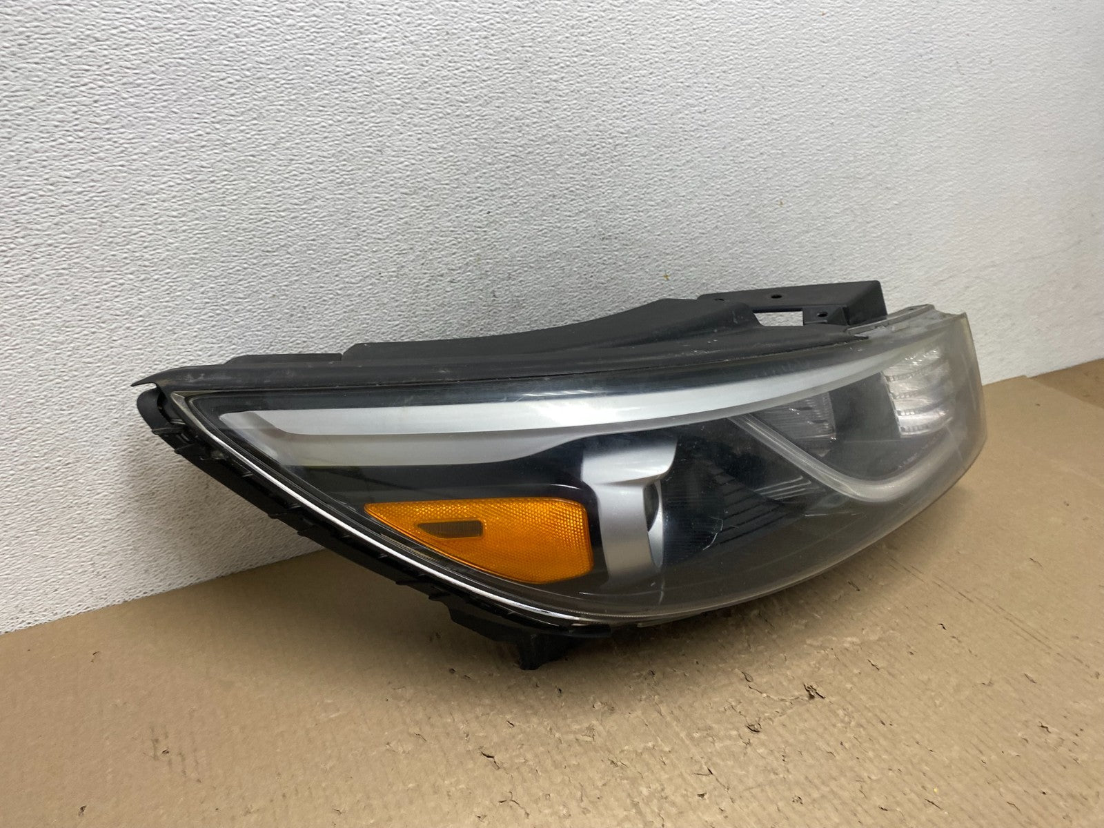 2015-2018 Kia Sedona Right Passenger RH Side Headlight Halogen AE9785 DW2