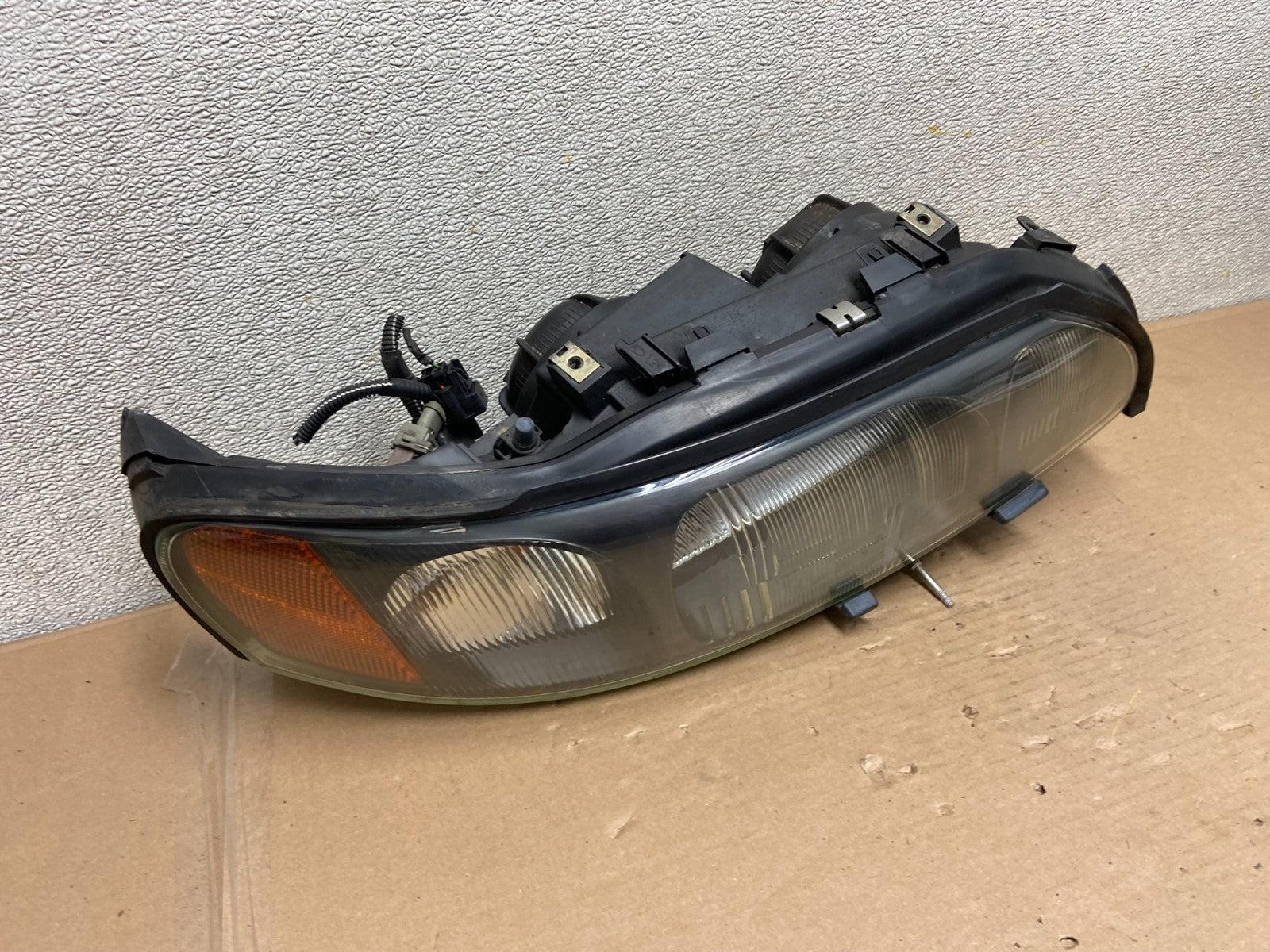 2001 to 2004 Volvo S60 Right Passenger Side Headlight Halogen Oem AA9928 DW2