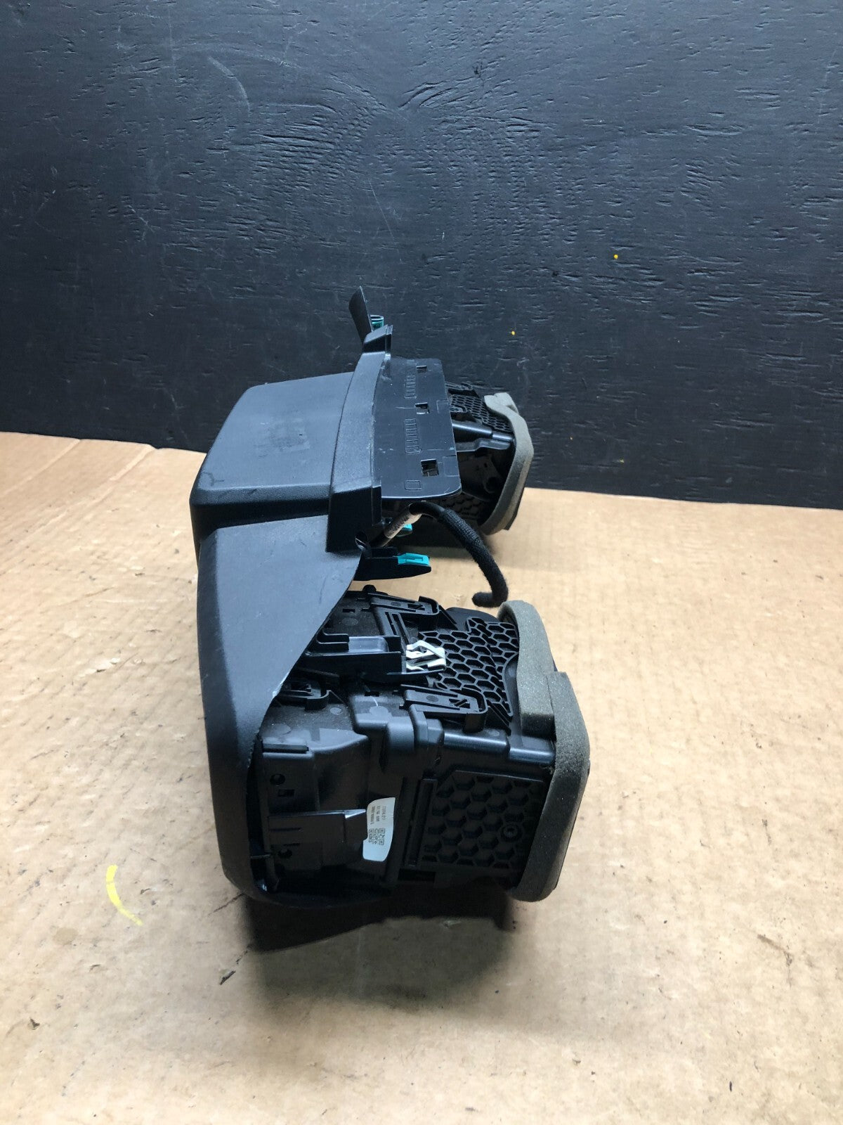 2020 to 2023 Ford Explorer Console Radio Display Screen Air Vents F9608 DG12