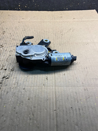 2004 to 2007 Volkswagen Touareg Rear Windshield Wiper Motor OEM Y3489 DG2