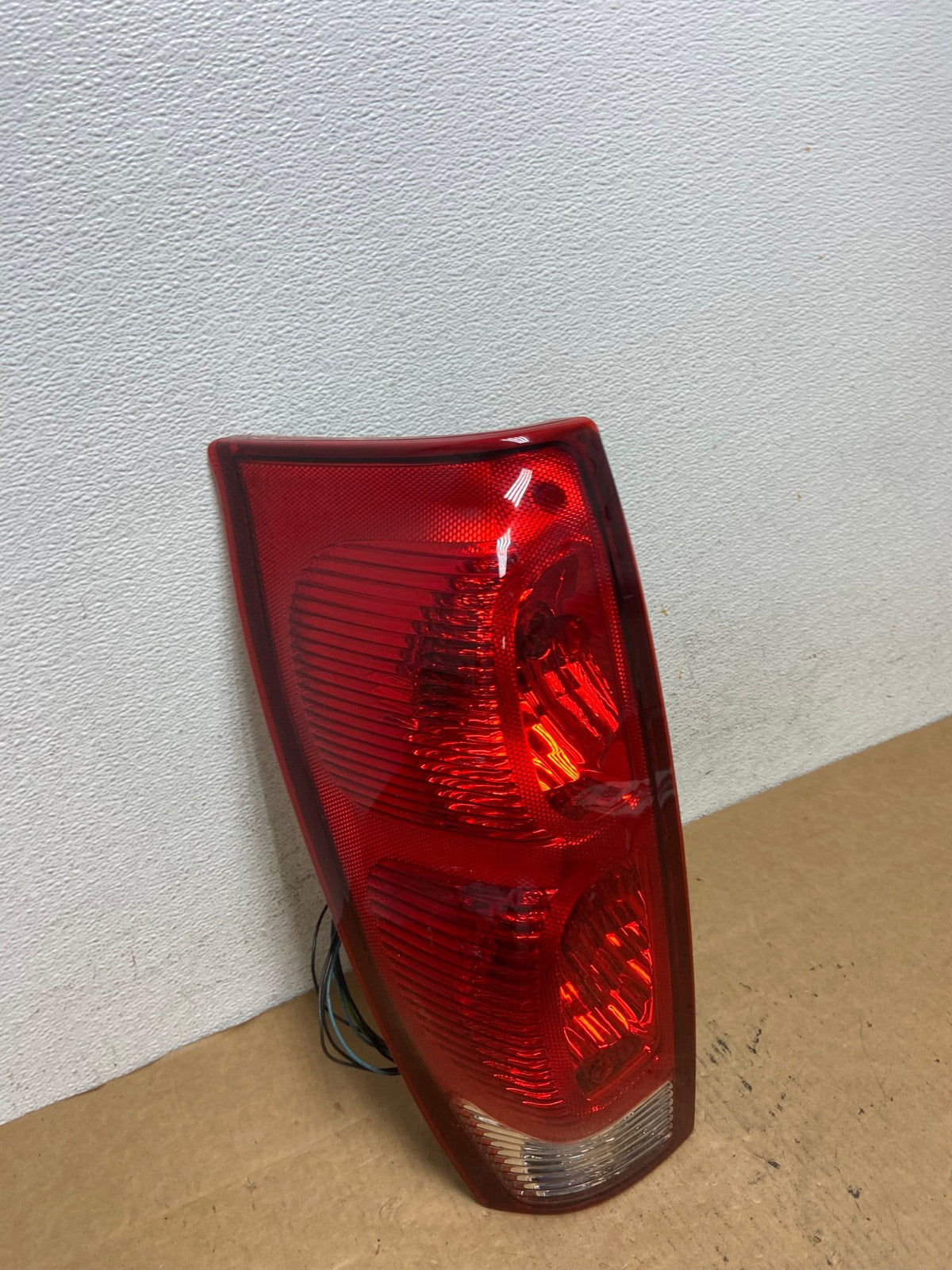 2002 to 2006 Chevrolet Avalanche Left Driver LH Tail Light AD4694 LK2