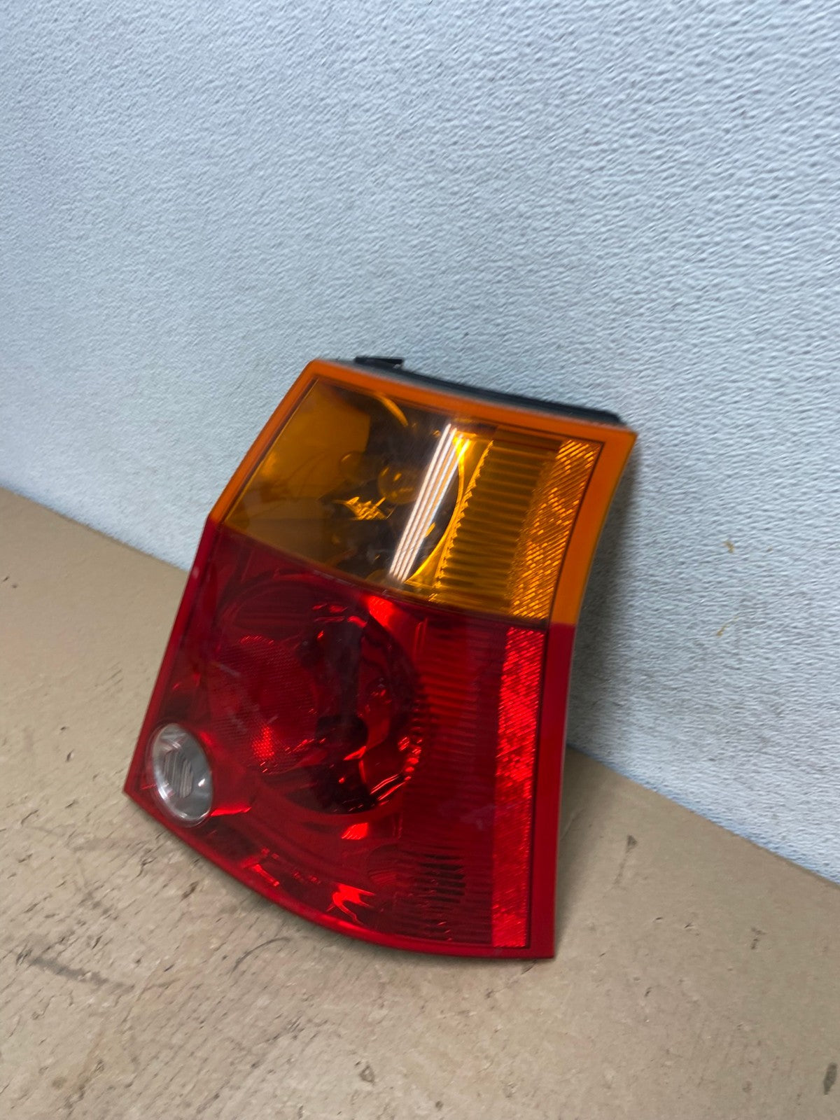 2004 to 2006 Chrysler Pacifica Right Passenger Rh Side Tail Light AF3292 LK1