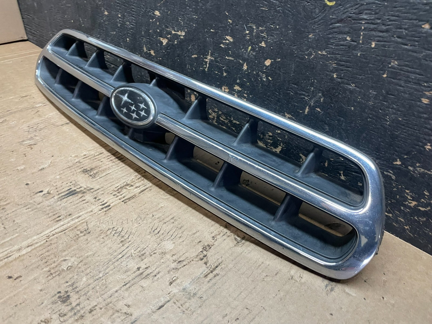2000 to 2002 Subaru Legacy Outback Grill Grille OEM Z5840 DG2