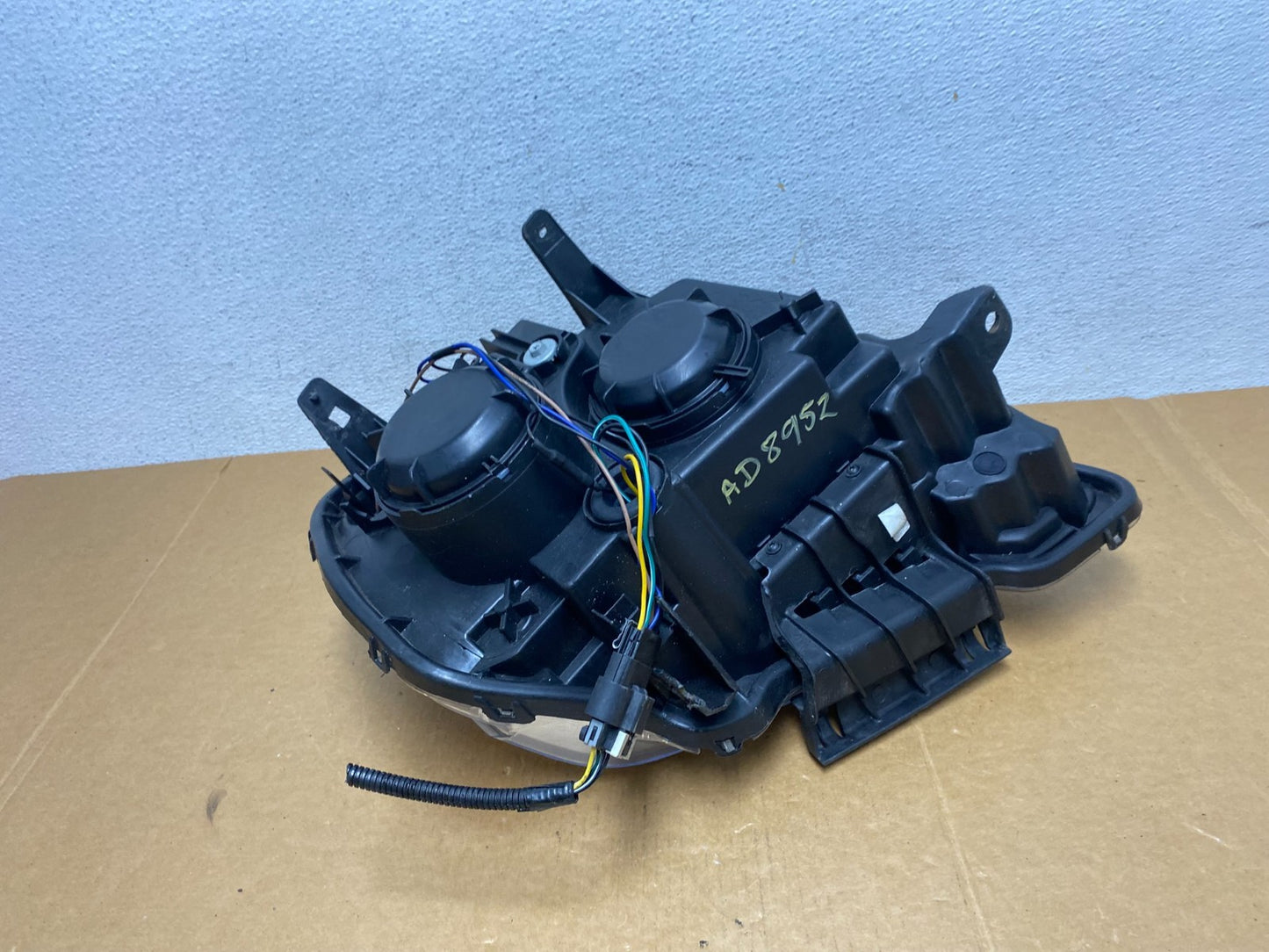 2010 to 2015 GMC Terrain Halogen Left Driver Lh Side Headlight AD8952 DW8