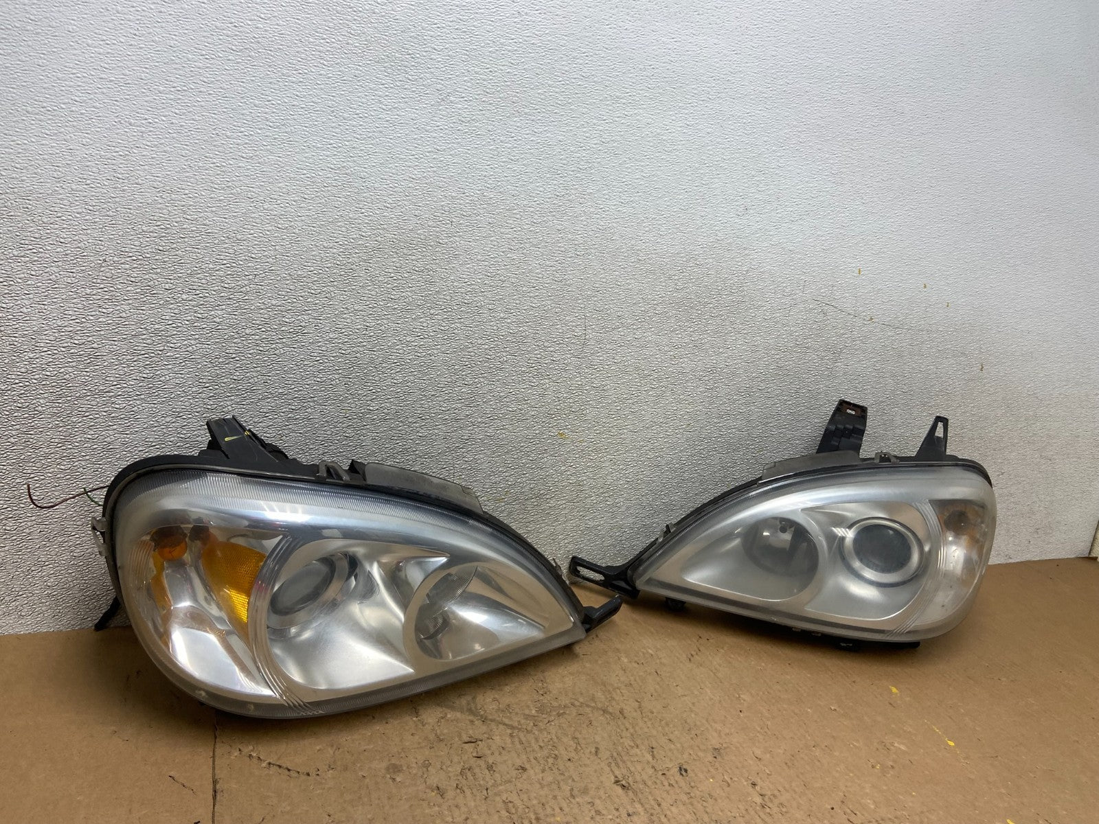 2002 - 2005 Mercedes ML ML350 ML500 Left+Right Side Halogen Headlights AA0093 DW2