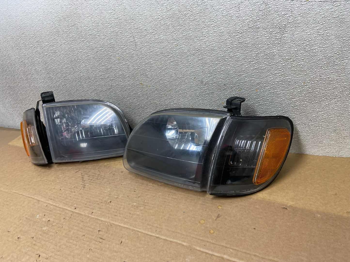 2000 - 2004 Toyota Tundra Left+Right Side Halogen Headlights AB5090 DW1