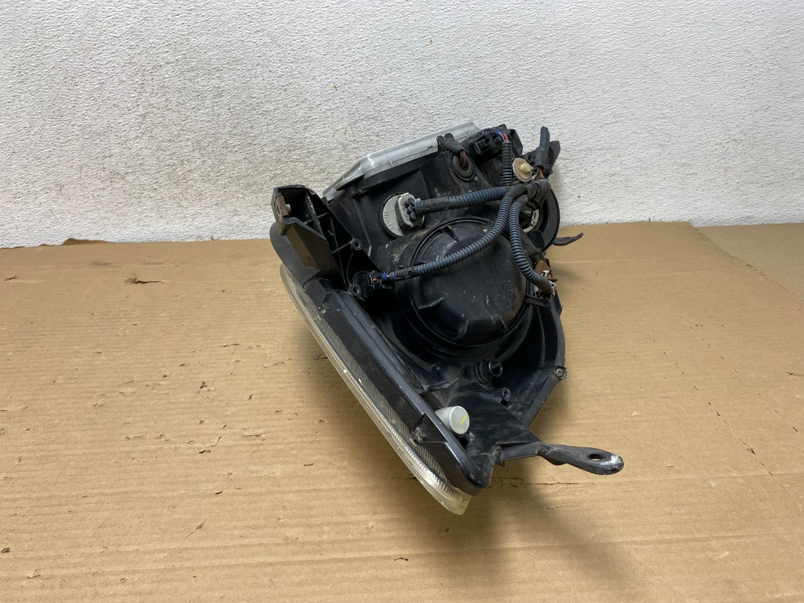 2004-2005 Toyota Sienna Right Passenger Xenon Headlight AG8145 DW9