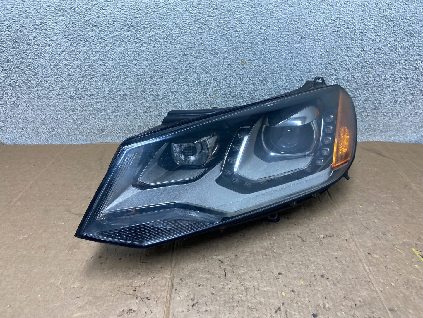 2011 - 2014 Volkswagen Touareg Left Driver LH Xenon Headlight Oem aa3852 DG2