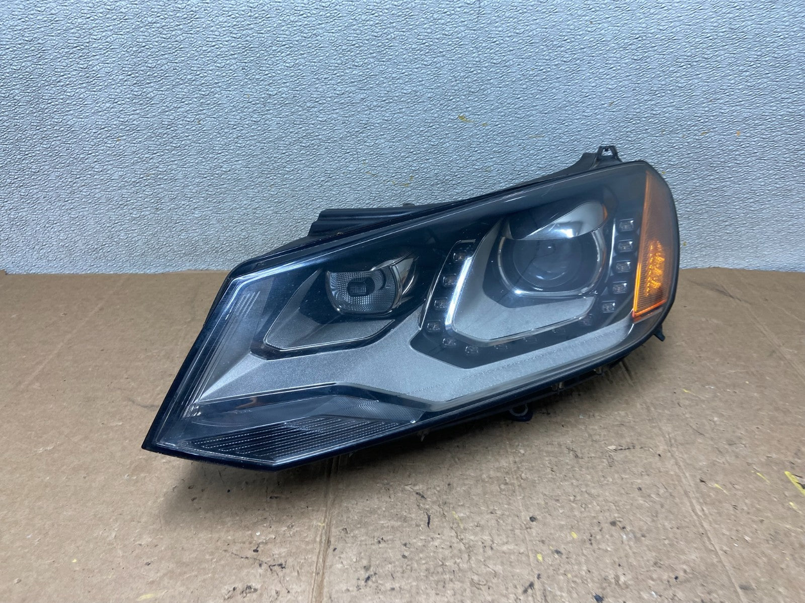 2011 - 2014 Volkswagen Touareg Left Driver LH Xenon Headlight Oem aa3852 DG2