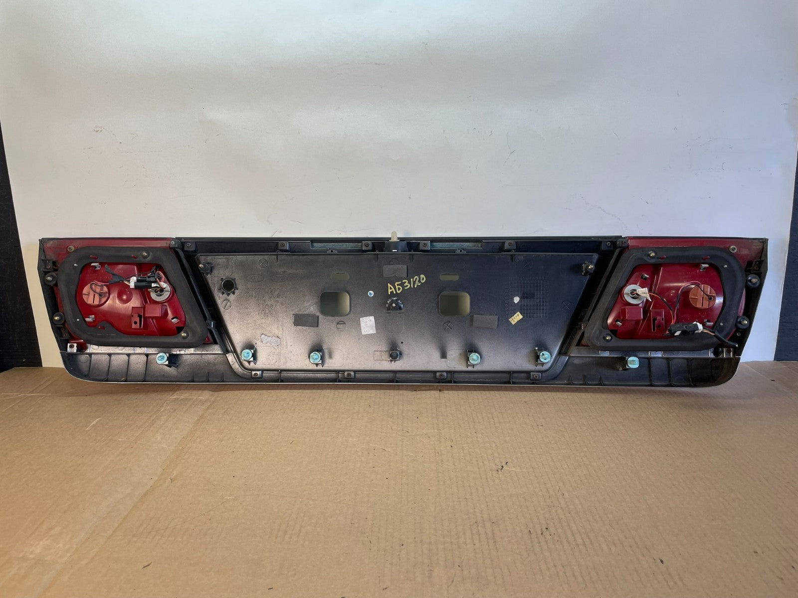 2003 to 2006 Kia Optima Rear License Plate Center Tail Light Panel AG3120 DG4