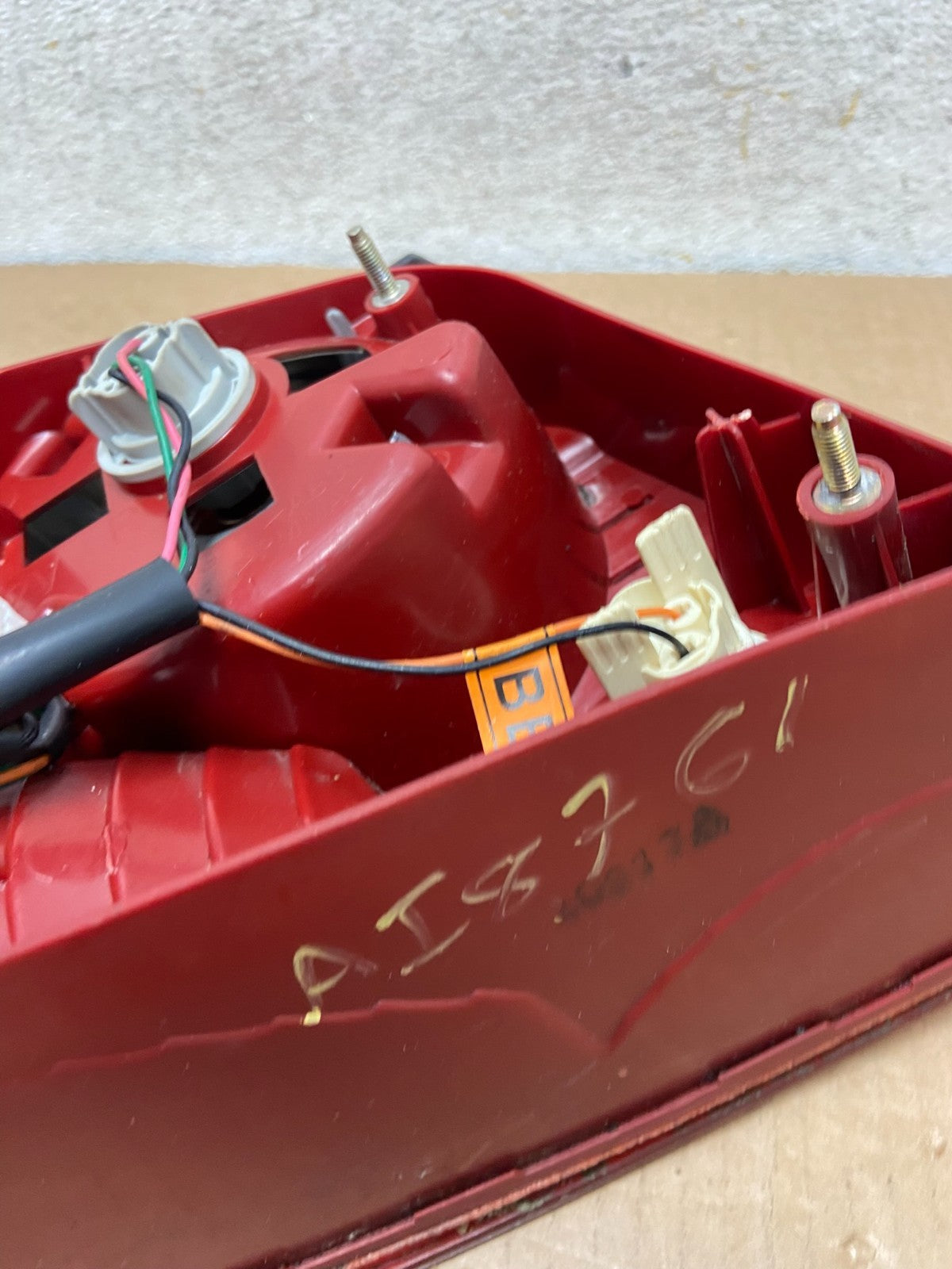 2002 - 2005 Hyundai Sonata Right Passenger RH Side Tail Light AI8761 LK7