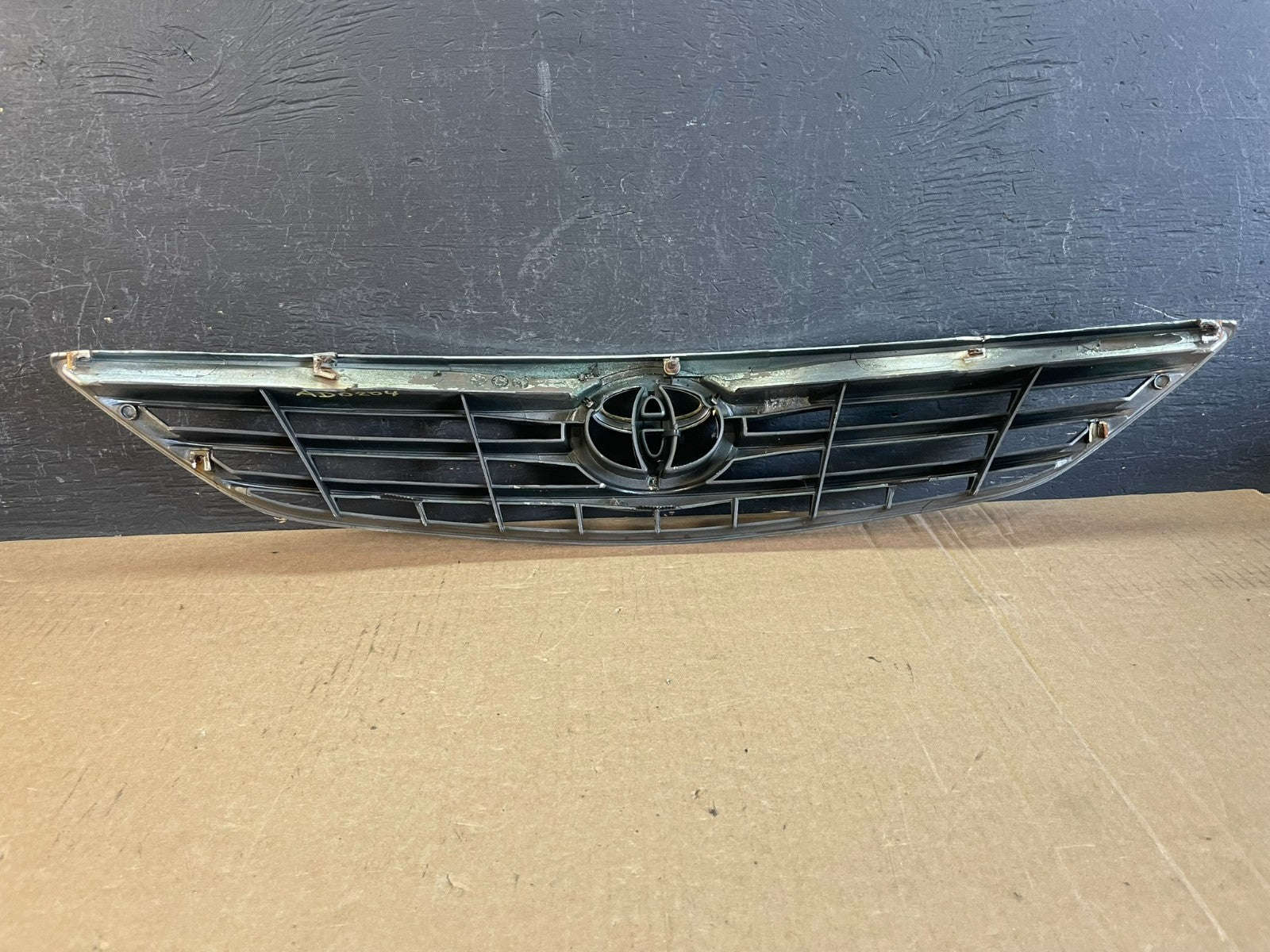 2005 to 2006 Toyota Camry Front Upper Grill Grille AD0204 DG3