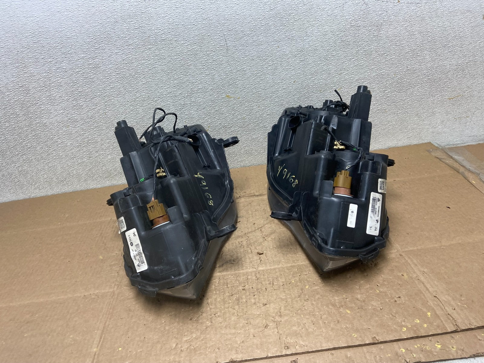2008 to 2016 Chrysler Town and Country Left+Right Side Headlights Y9168 DW12
