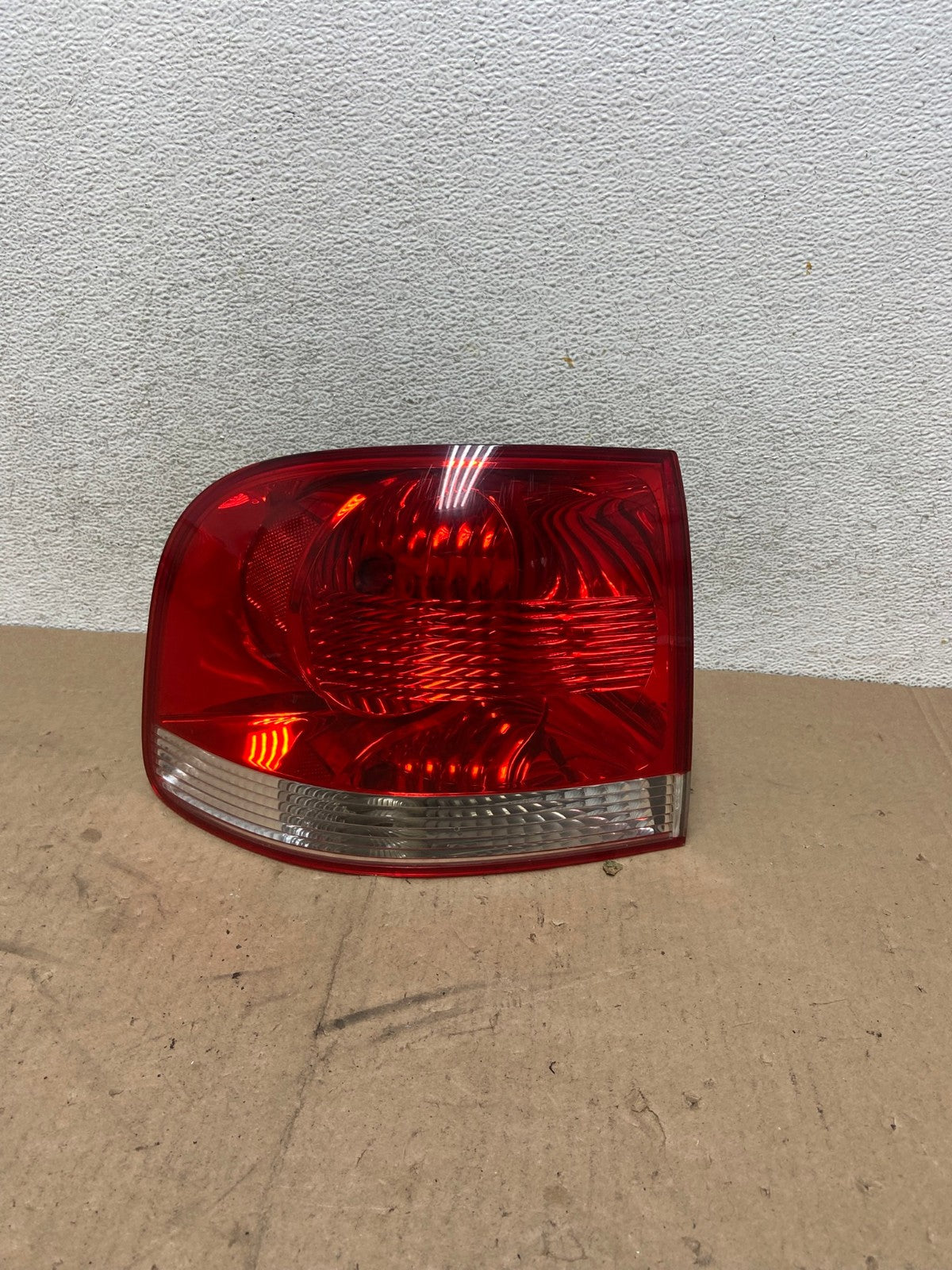 2004-2007 Volkswagen Touareg Lh Driver Left Side Tail Light AG4778 LK0