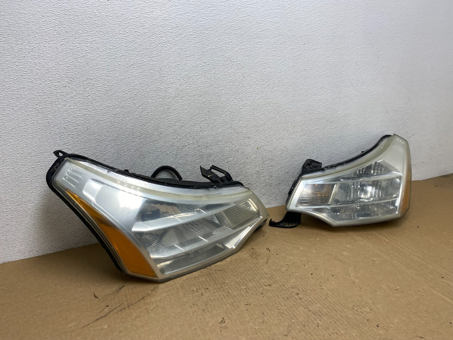 2008 2009 2010 2011 Ford Focus Left+Right Headlights Halogen AG0537 DW2