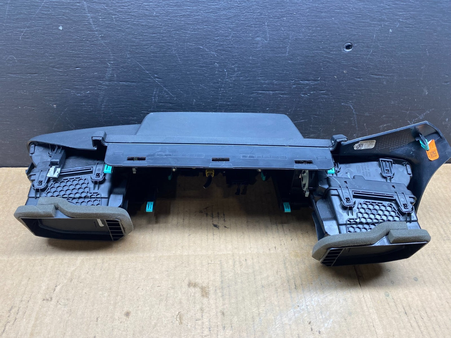 2020 to 2023 Ford  Explorer Console Radio Display Screen Air Vents D2144 PS1