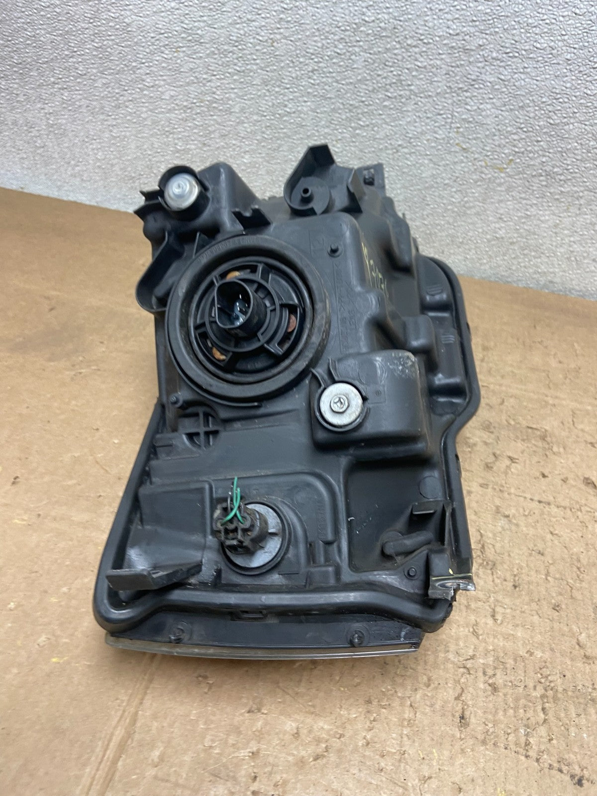 2004 - 2008 Mitsubishi Endeavor Headlight Left Driver Lh Side OEM Y7076 DW11