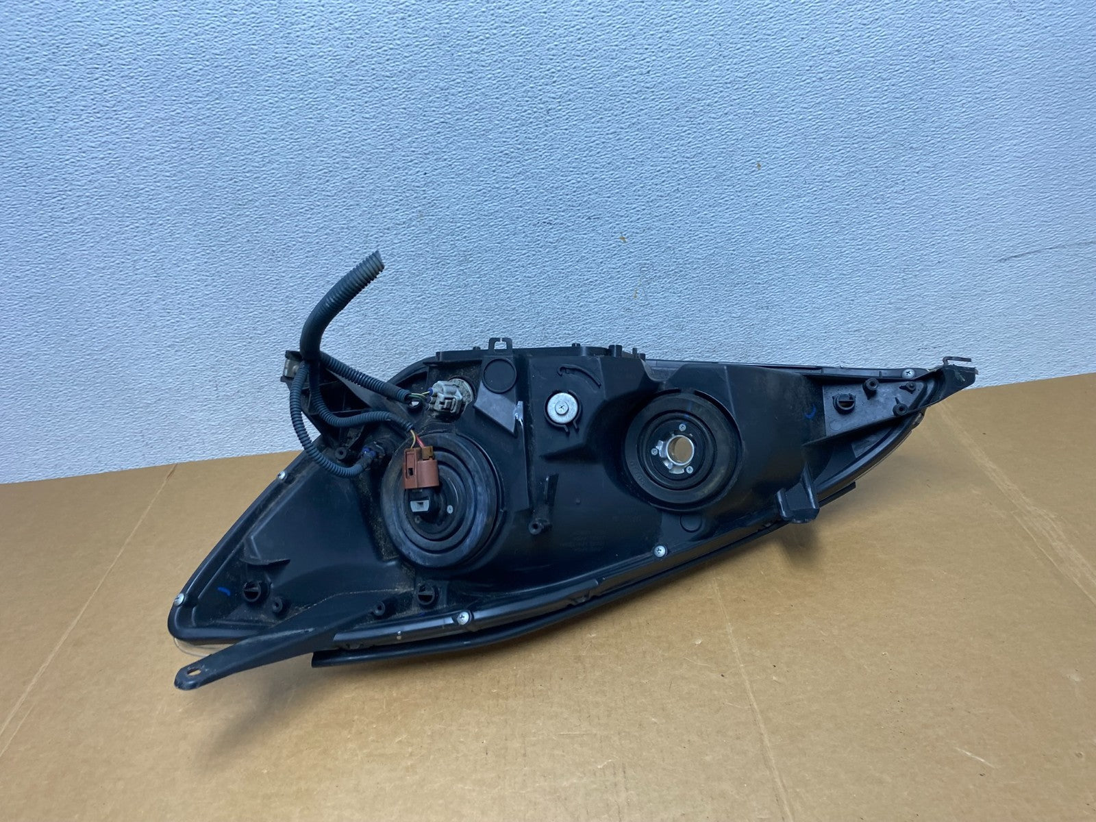 2004-2005 Toyota Sienna Right Passenger Halogen Headlight AD8934 DW7