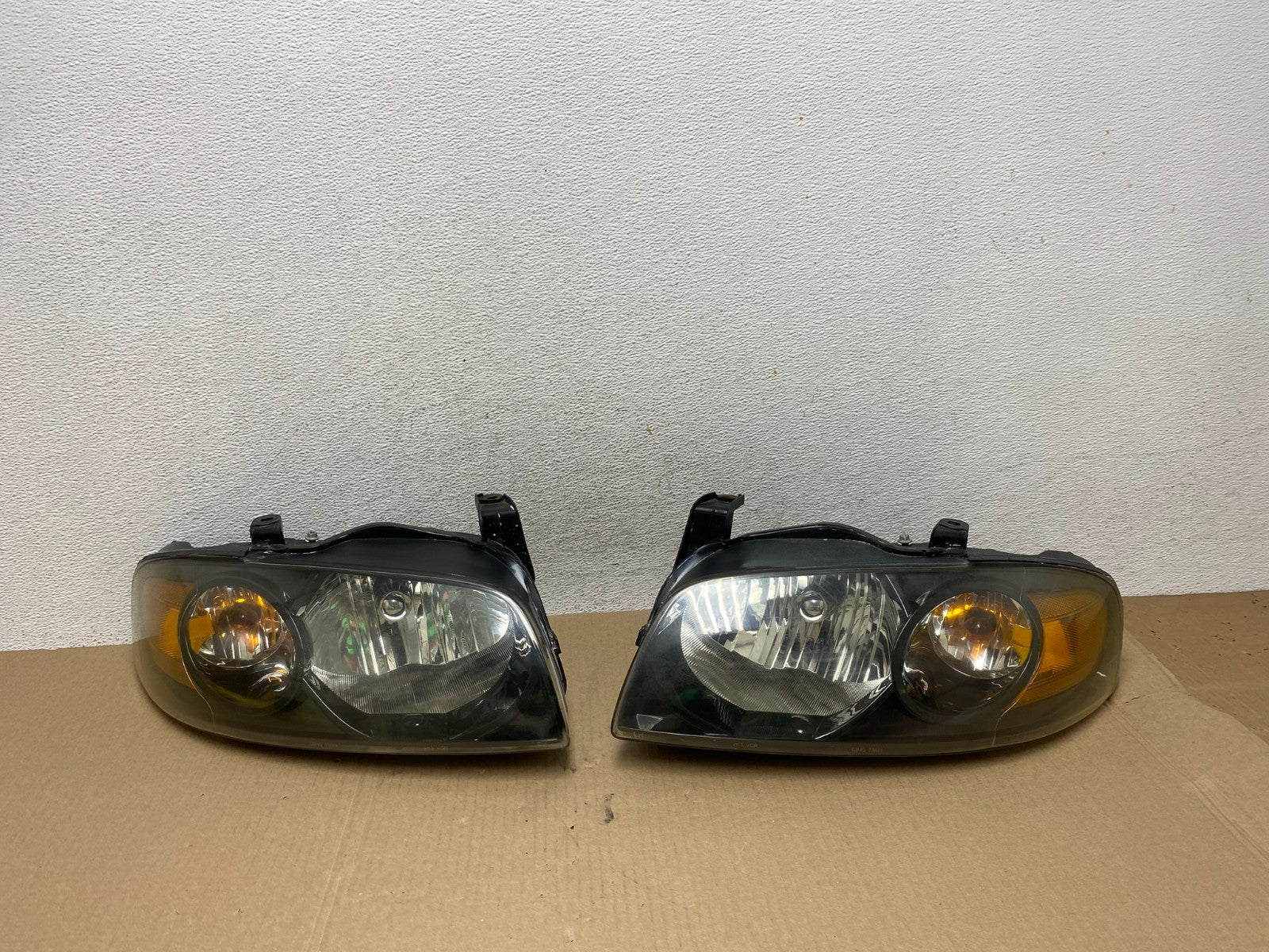 2004 - 2006 Nissan Sentra Halogen Left+Right Set Headlights AE6927 DW0