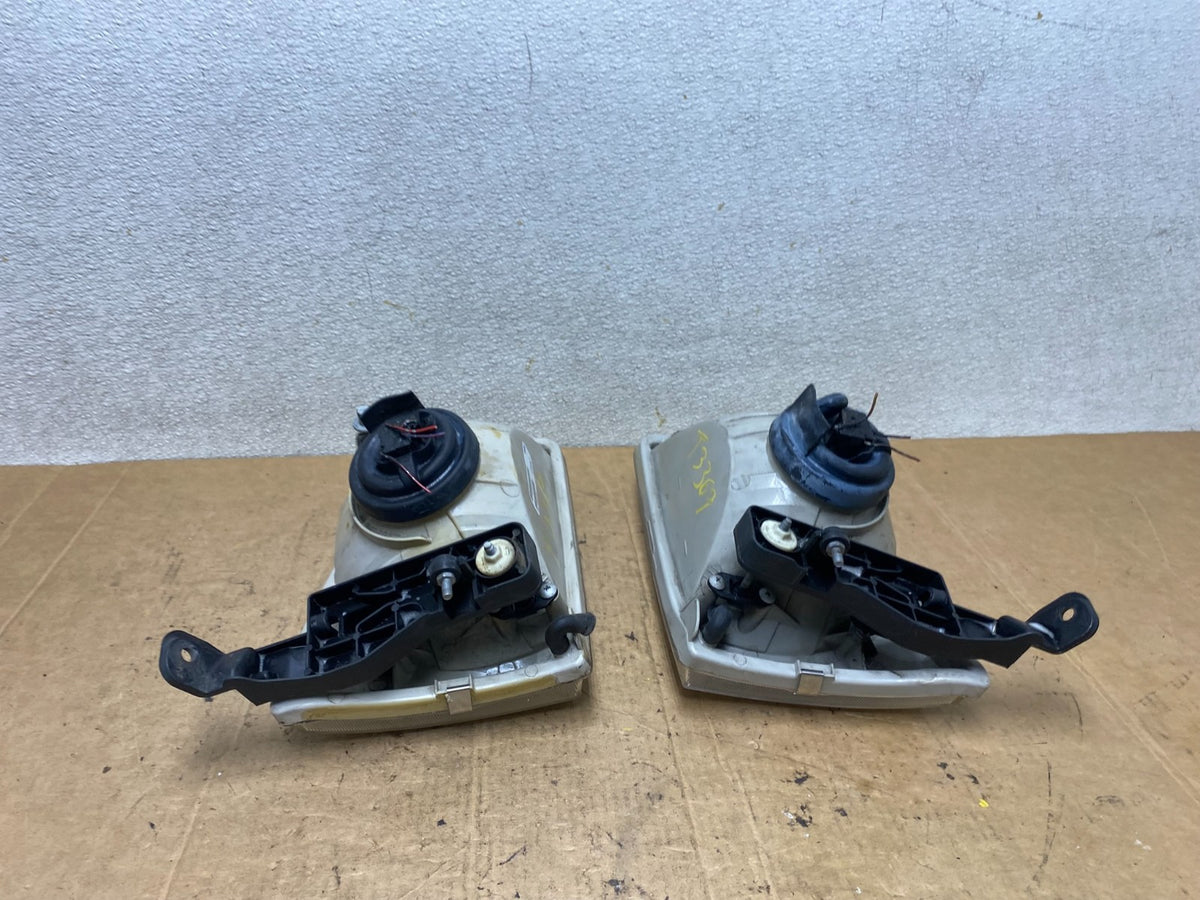 2001 2002 2003 Toyota Sienna Left+Right Side Set Headlights Halogen T3367 DW11