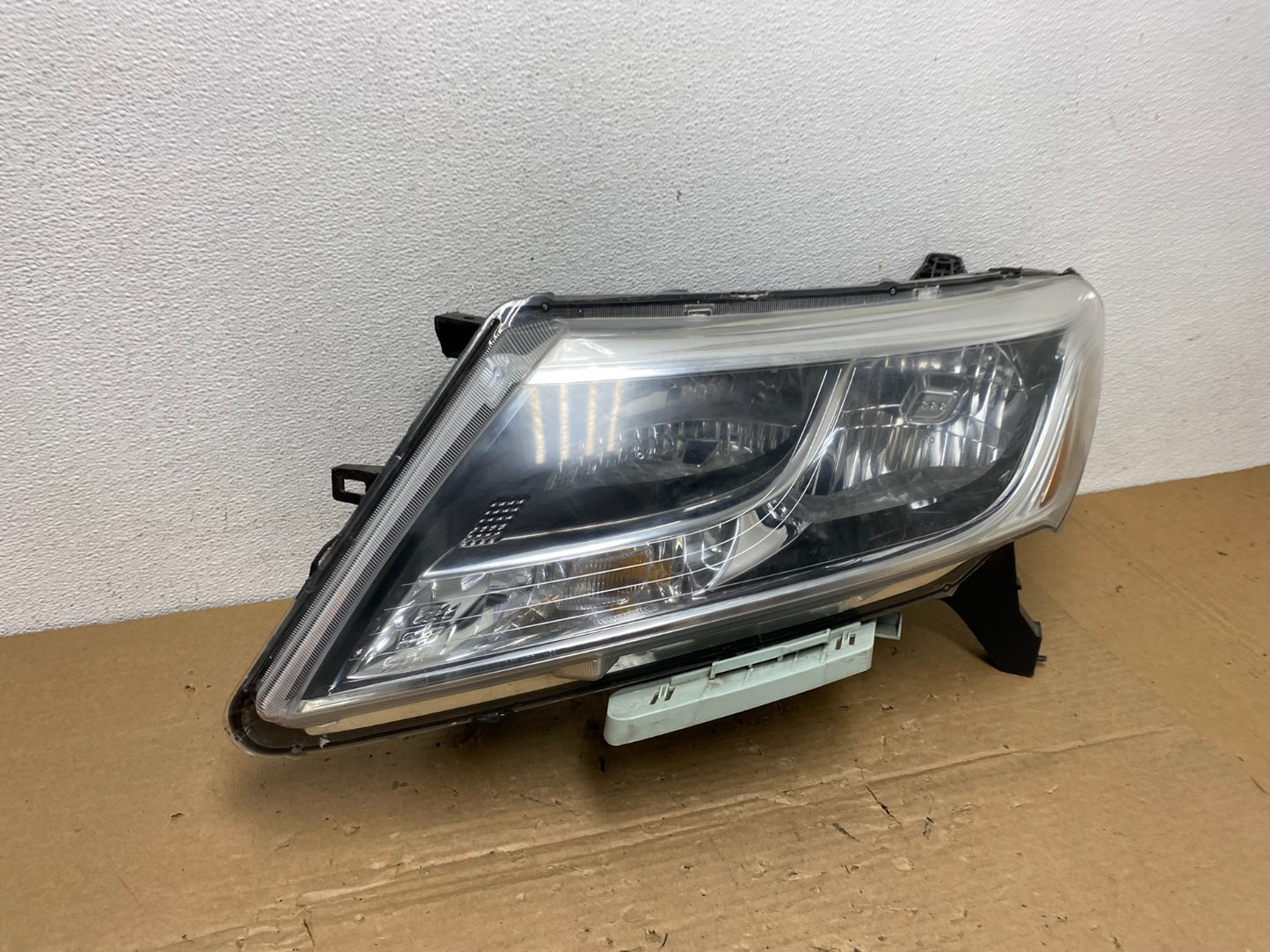 2013 to 2016 Nissan Pathfinder Left Driver LH Side Headlight Halogen AD4052 DW2