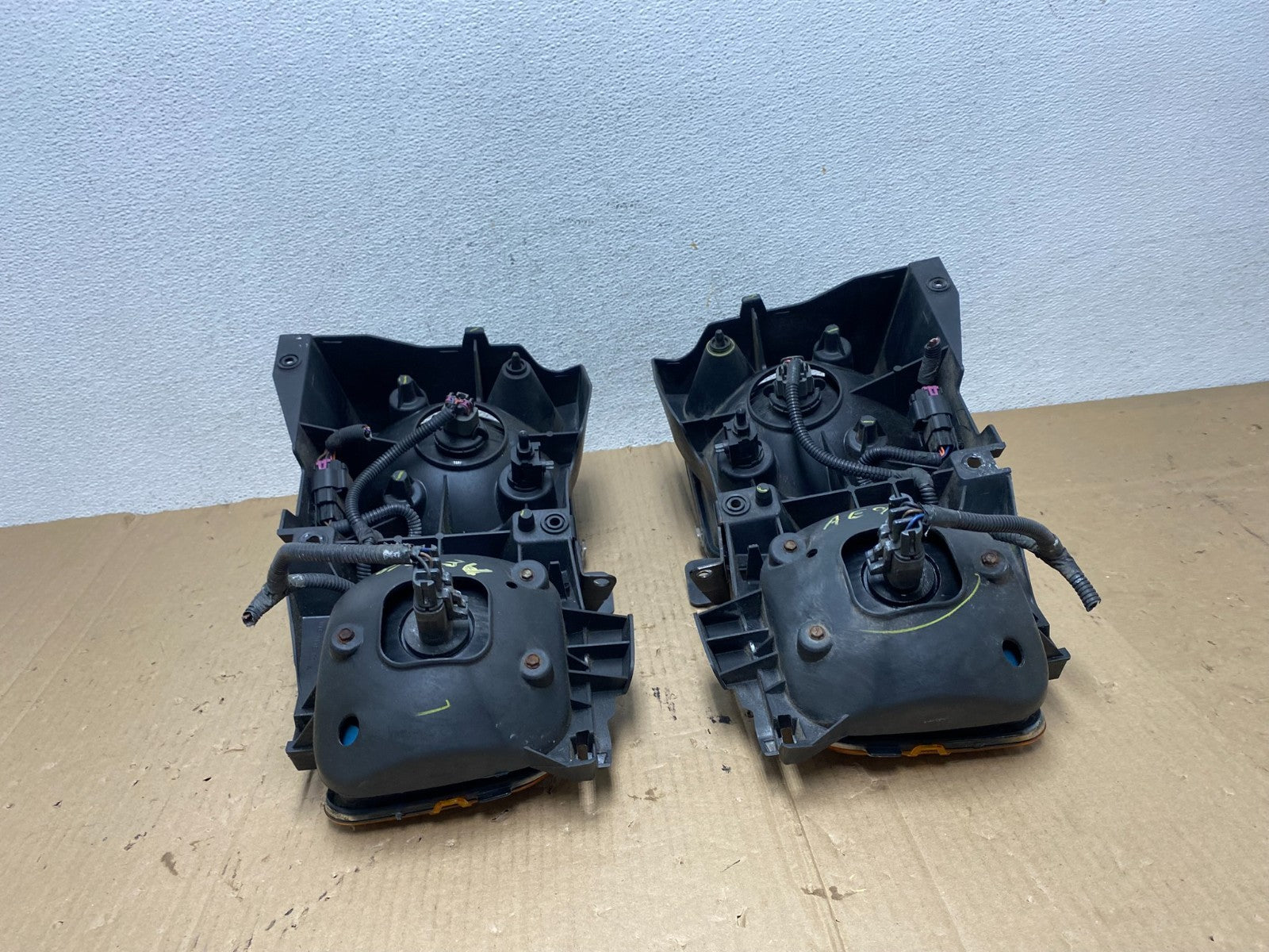 2006 to 2010 Hummer H3 Left+Right Halogen Headlights AE9018 DW9