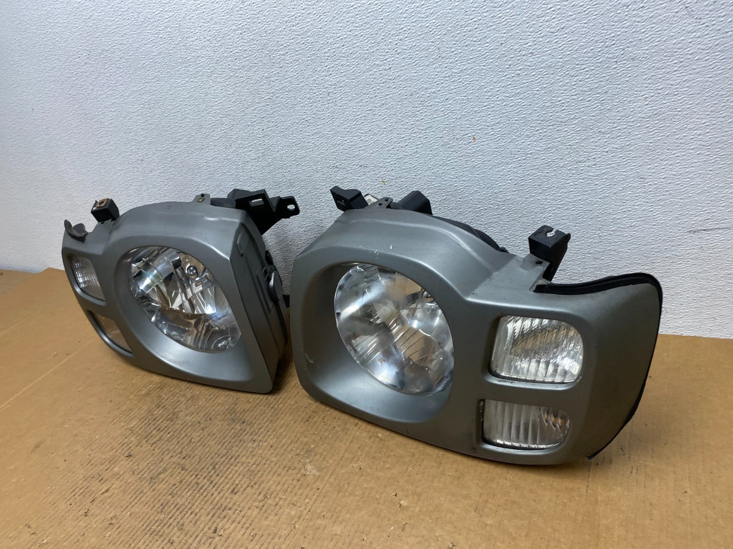 2002 2003 2004 Nissan Xterra Left+Right Side Headlights AE0292 DW1