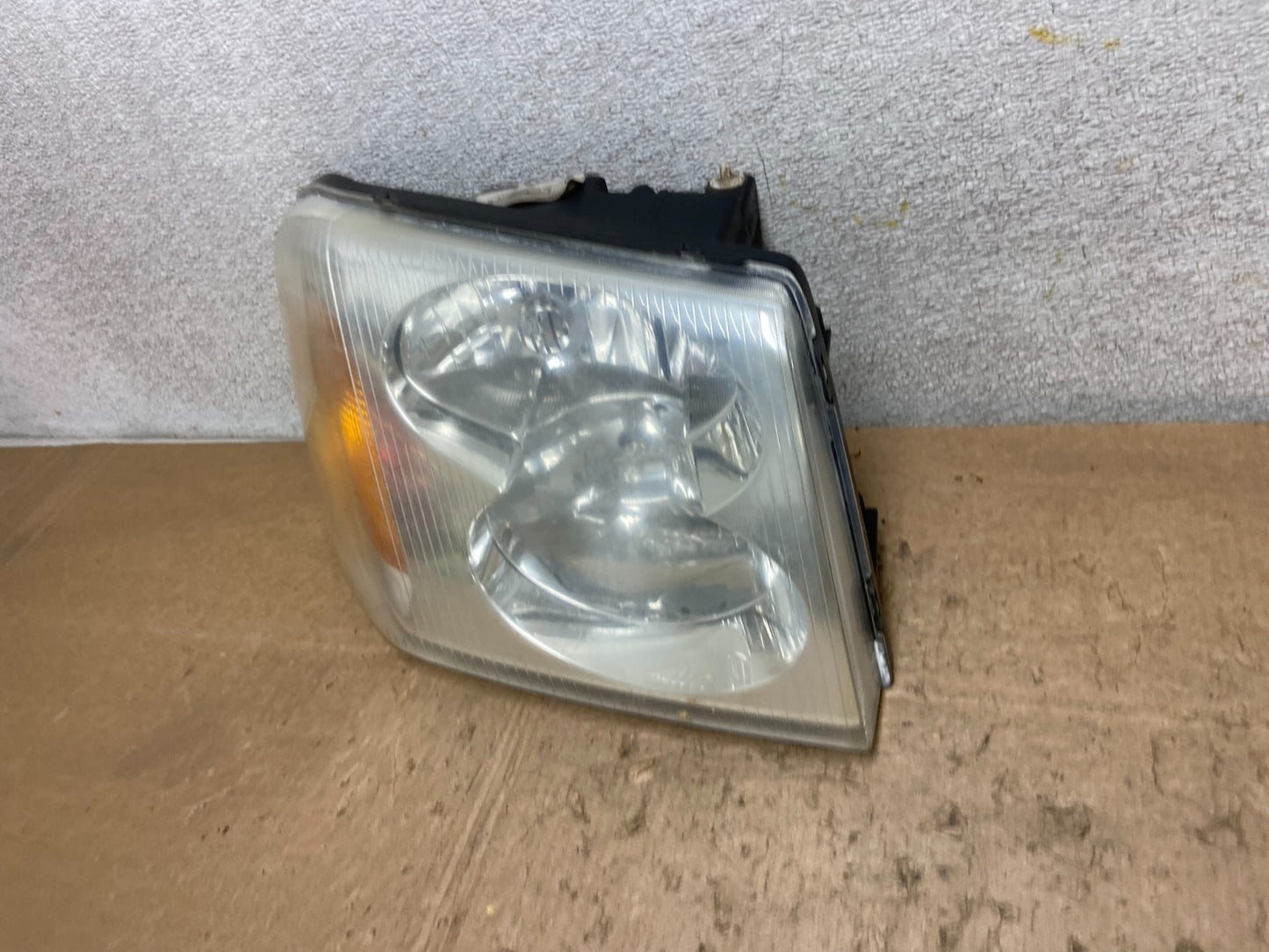 2002 to 2009 Gmc Envoy Right Passenger RH Side Headlight Halogen Y7204 DW1