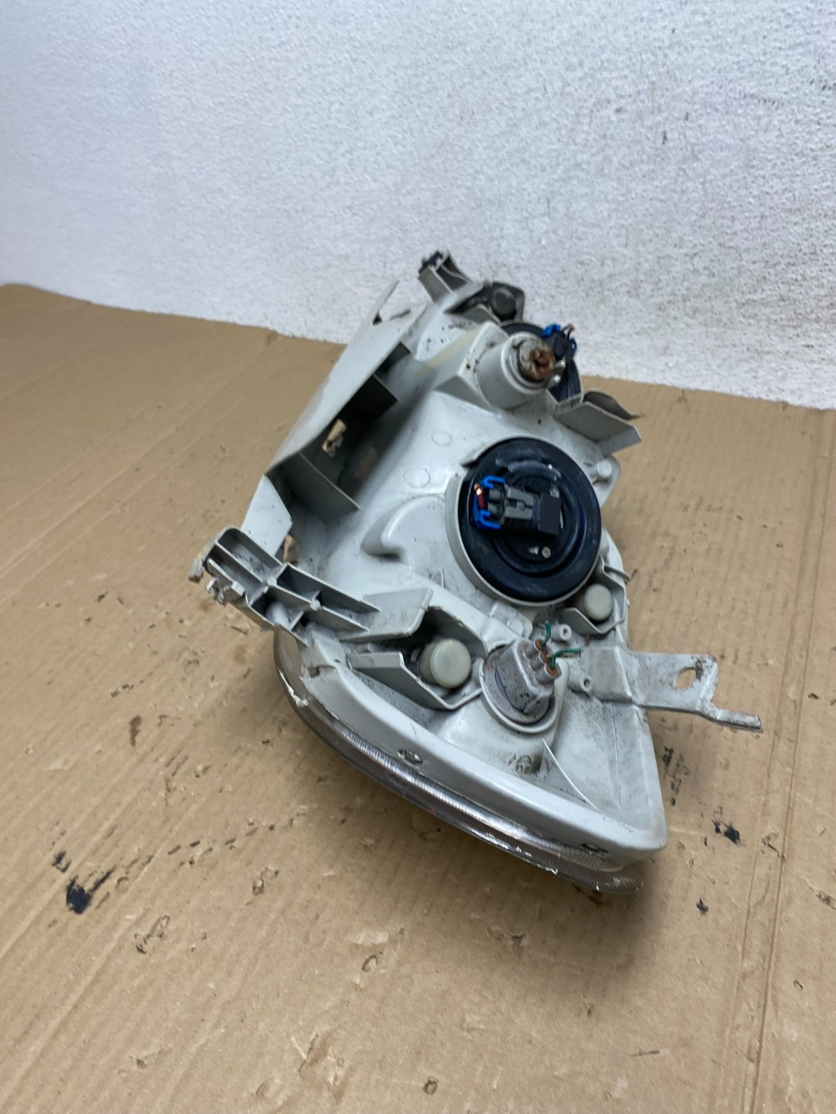 2003 to 2004 Toyota Corolla Right Passenger RH side Headlight AE9040 DW8