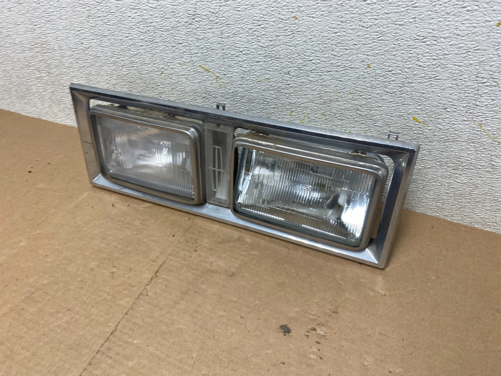 1980 to 1989 Lincoln Town Car Left Or Right HeadLight E0VB-130520-AH P2269 DG1