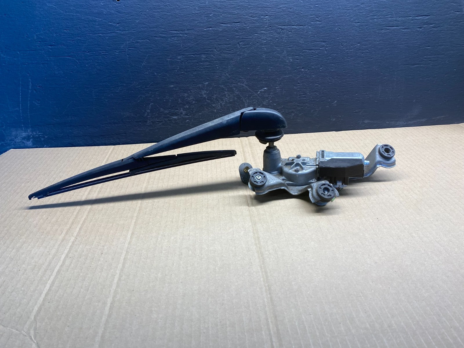 2009 to 2012 Toyota Matrix Rear Wiper Windshield Motor OEM AC0846 DG1