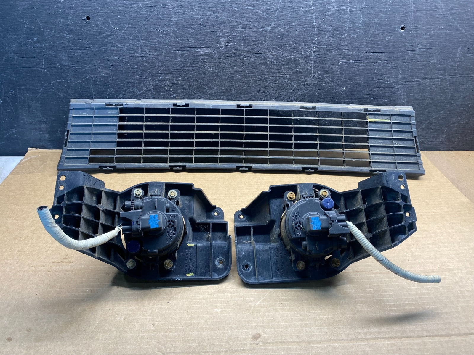 2011 - 2015 Ford Explorer Front Left+Right Fog Light Lower Grille AF7508 DG2