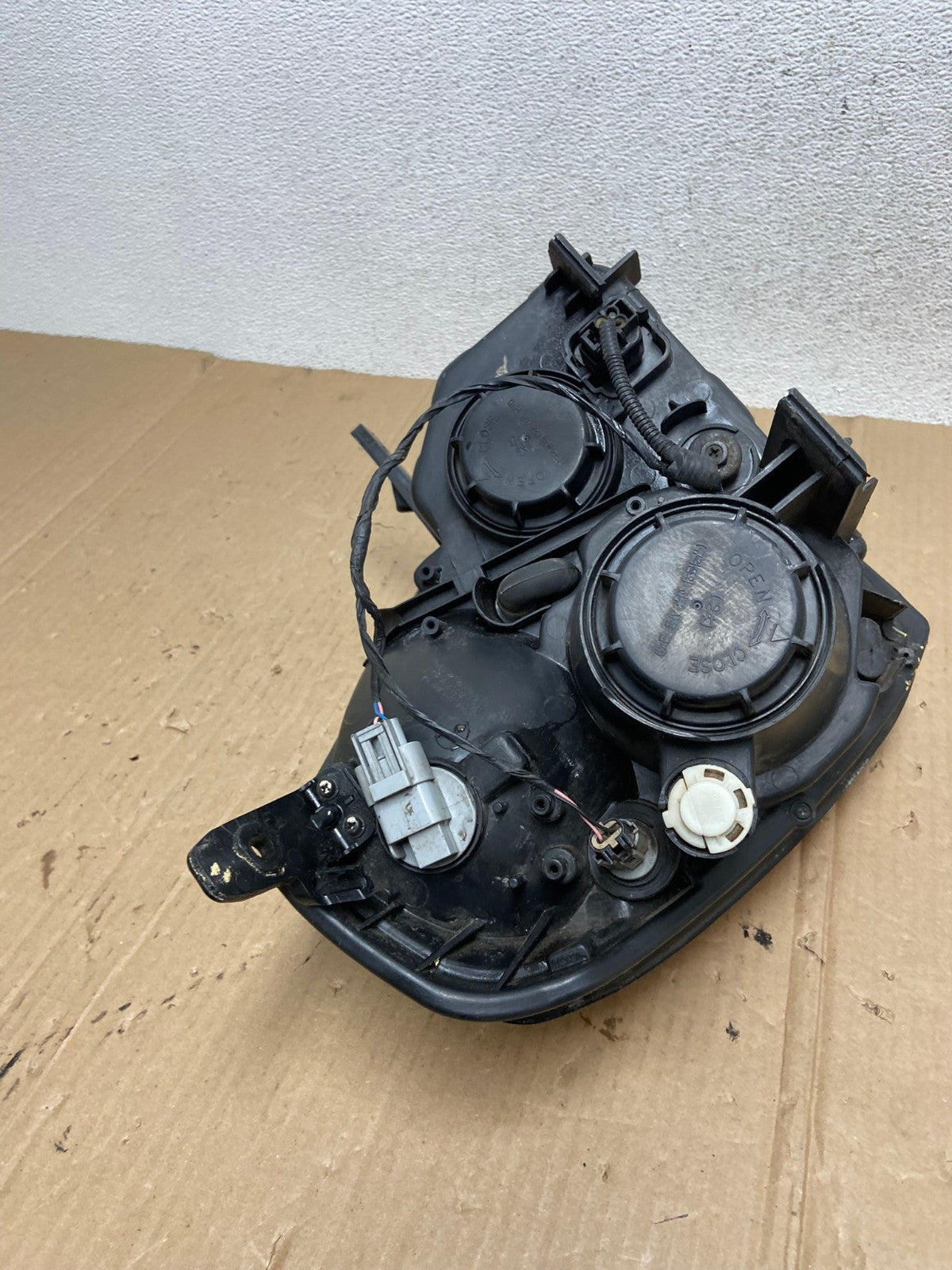 2008-2012 Kia Sedona Left Driver Lh Side Headlight Halogen AE9004 LK8