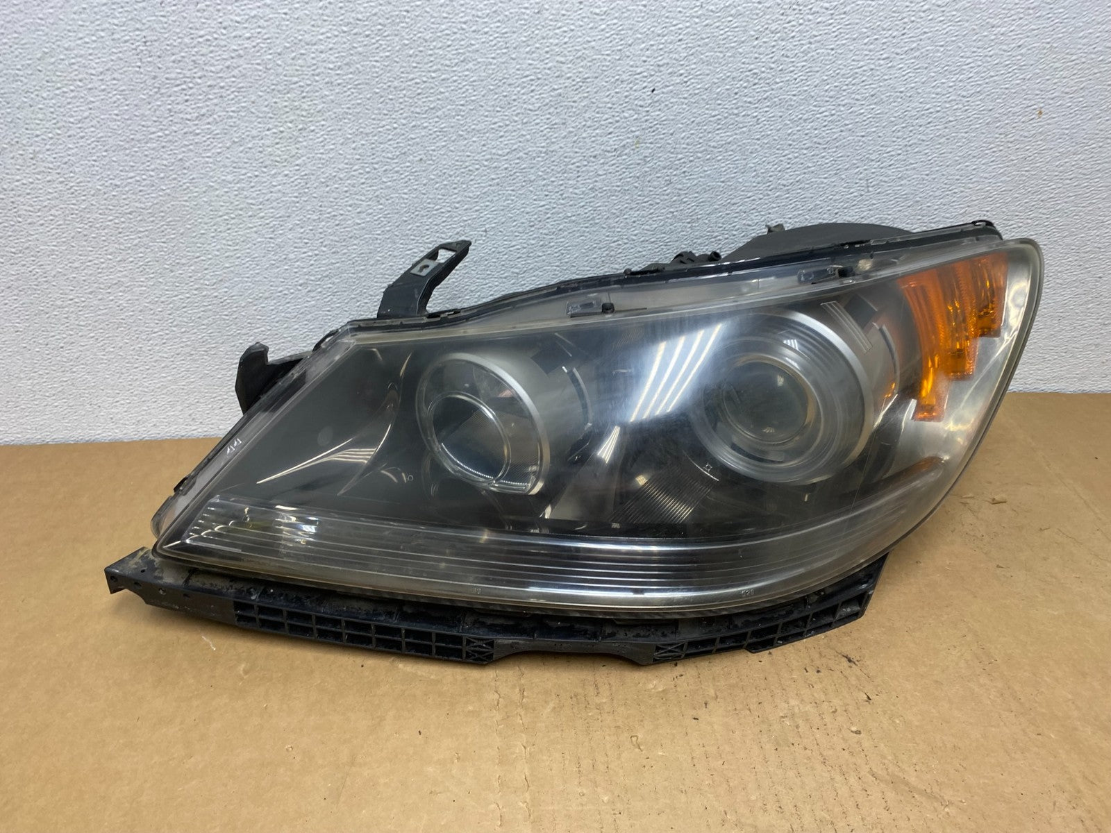 2005 to 2008 Acura RL Left Driver LH Side XENON HID Headlight AC8456 DW0
