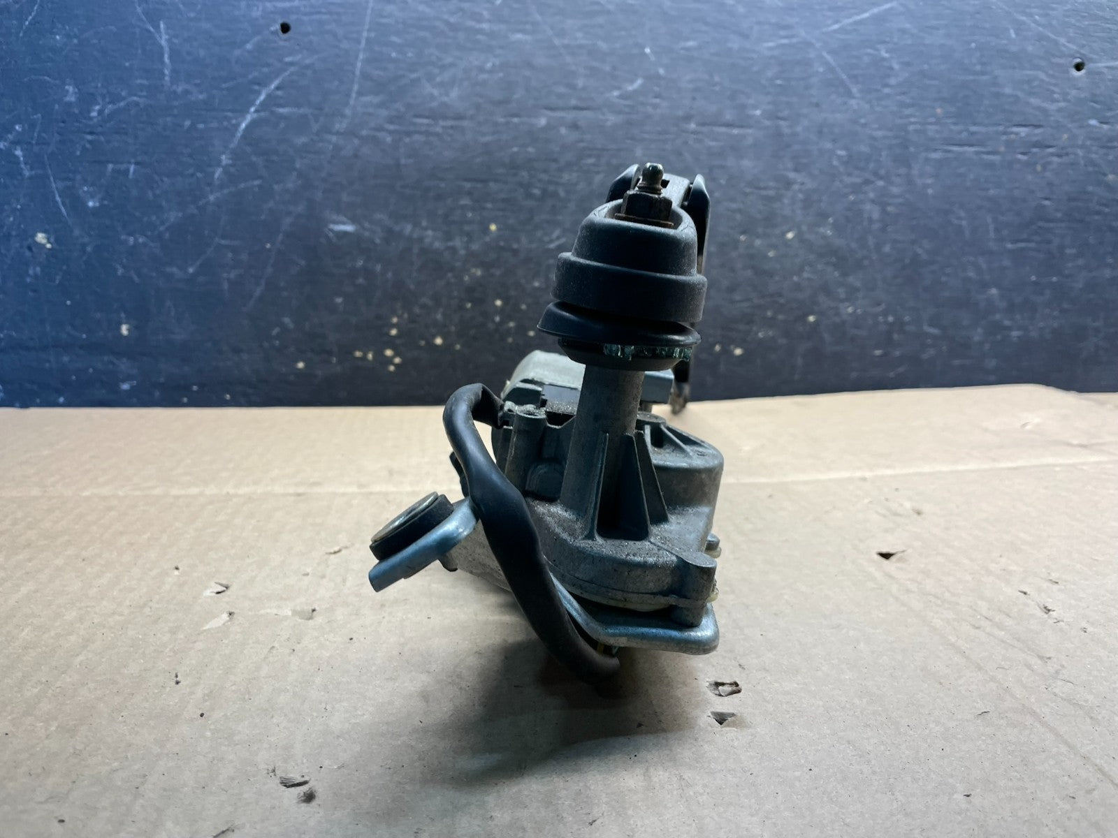 1999 to 2005 Saab 9-5 Wagon Rear Windshield Wiper Motor U2095 PS2
