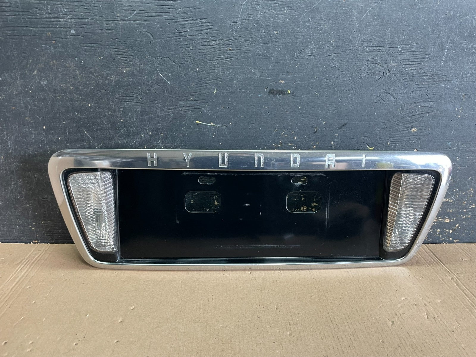 2003 - 2005 Hyundai Xg Trunk Lid Trim License Panel W Reverse Light AA1947 DG0