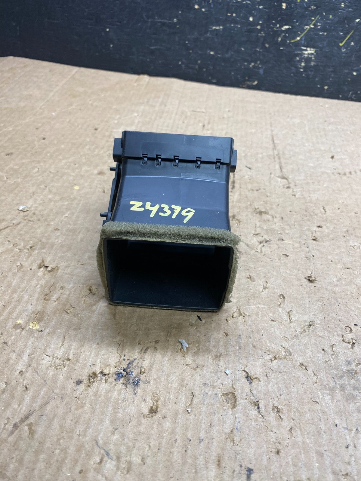 2006 to 2011 Cadillac DTS Dash Right Air Vent  OEM Z4379  DG3
