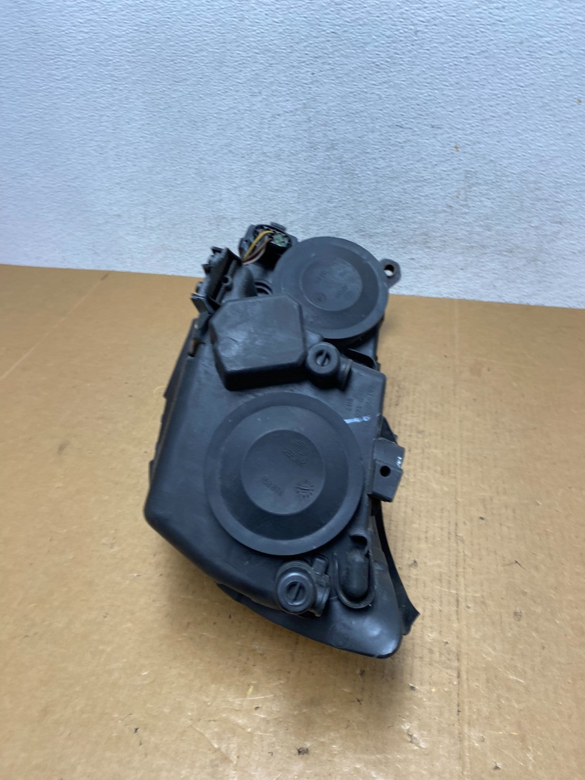 2009 to 2011 Volkswagen Tiguan Right Passenger Halogen Headlight AD9332 DW9