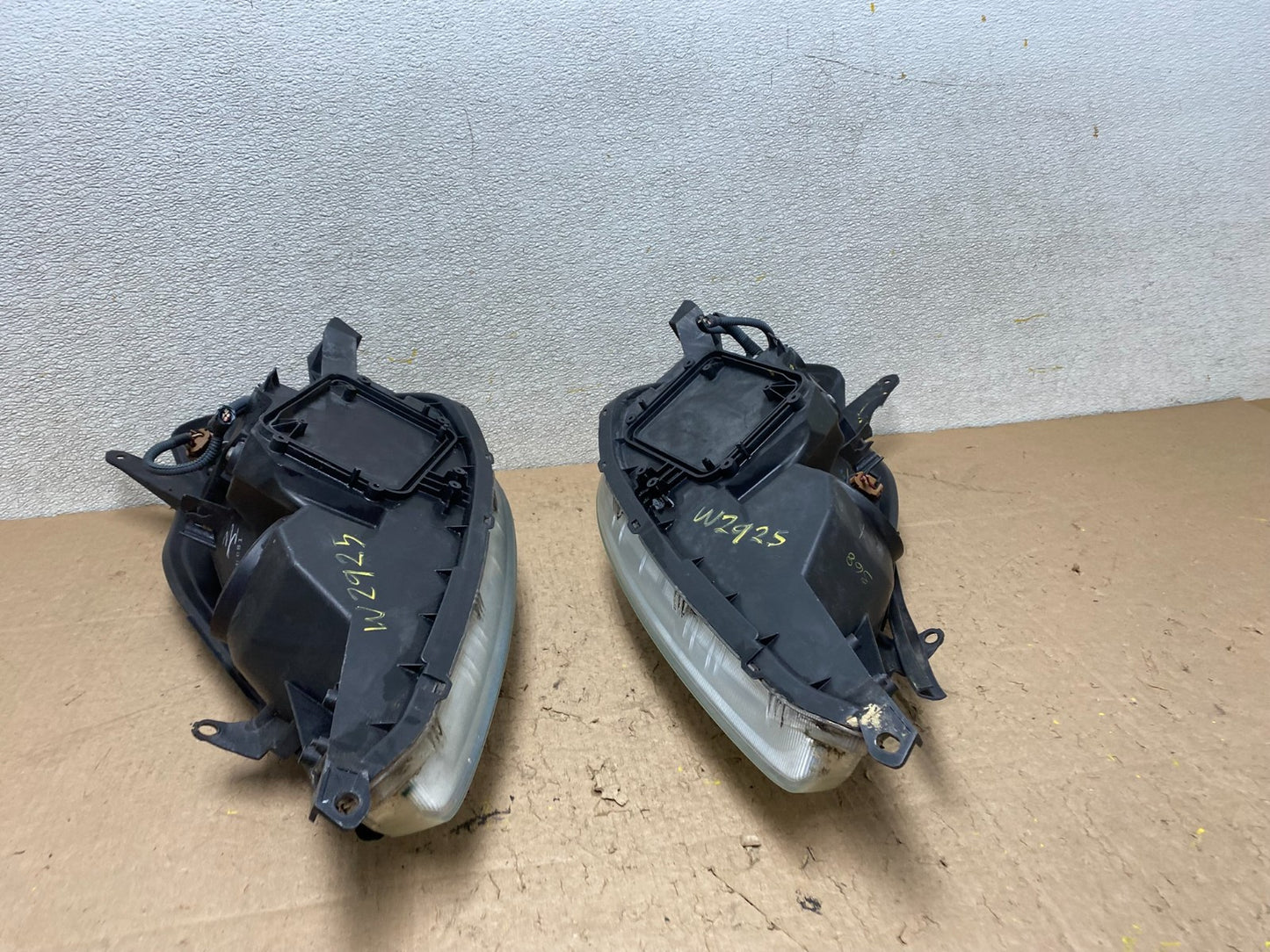 2004 2005 Toyota Sienna Left+Right Set Side Halogen Headlights W2925 DW13