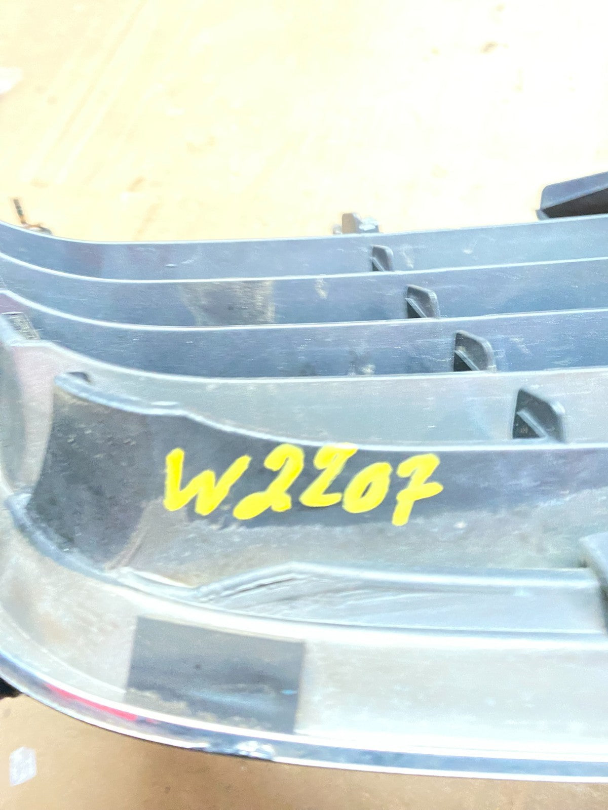 2002 to 2003 Acura RL Front Upper Grille Grill Emblem W2207 DG12