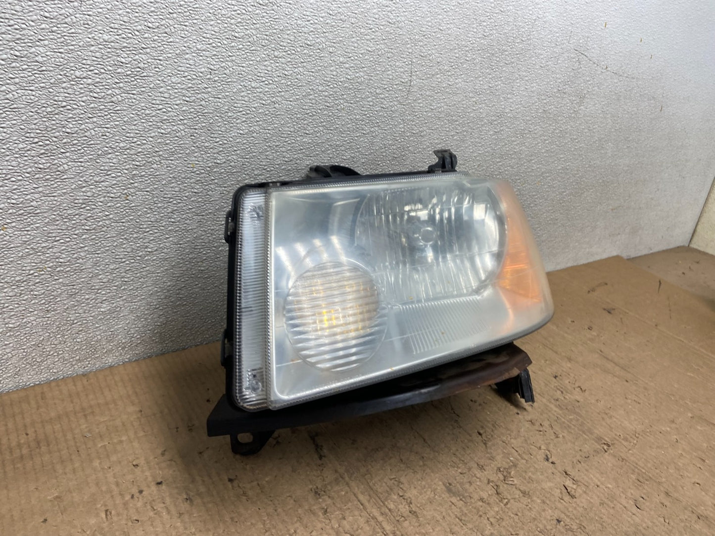2005 - 2007 Ford Freestyle Left Driver LH Side Halogen Headlight AA8500 DW2